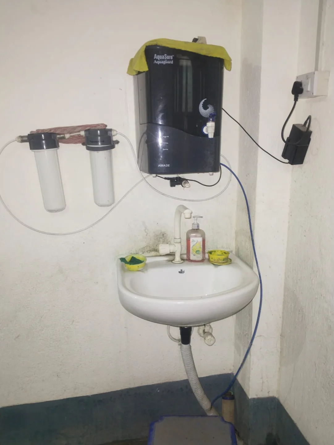A washbasin and water filter